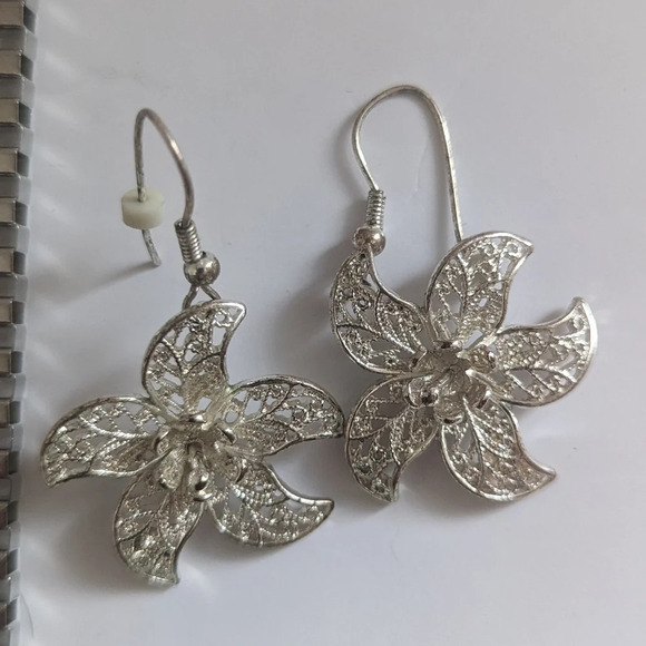 2pc Set - Green  Beaded Silver Hardware Necklace & Lilly Earrings - Picture 5 of 6